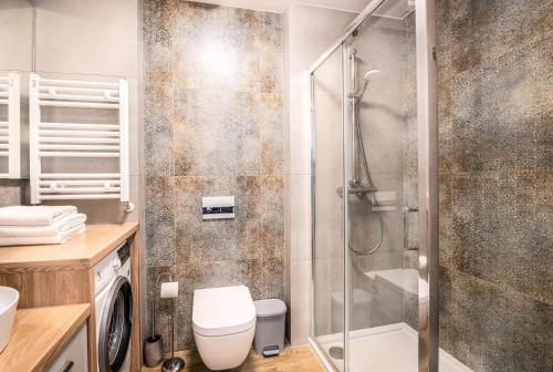 尤斯托尼莫斯基Apartos Ustronie Apartments的带淋浴和卫生间的浴室
