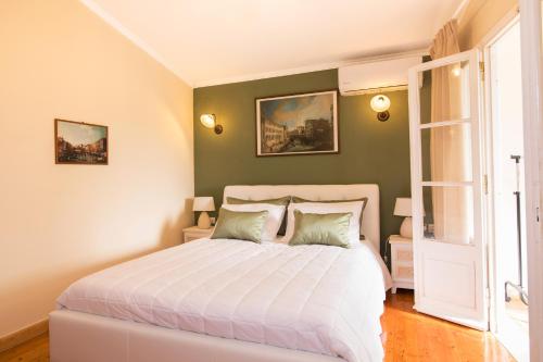 科孚镇Grand Skylight的卧室配有一张带两个枕头的大白色床
