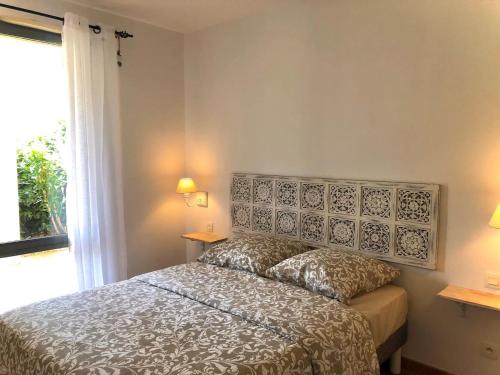 索马讷-德沃克吕兹Appartement cosy pour un séjour bien-être的一间卧室设有一张床和一个窗口