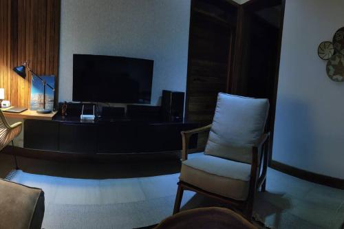 达累斯萨拉姆Makazi Yetu的客厅配有椅子和平面电视