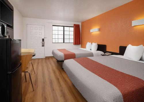 圣路易斯-奥比斯保圣路易斯奥比斯保南6号汽车旅馆的酒店客房设有两张床和一台平面电视。