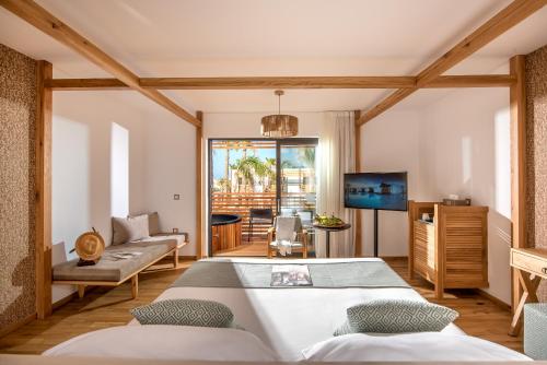 赫索尼索斯斯特拉岛豪华度假酒店（仅限成人）的一间带两张床的卧室和一间客厅