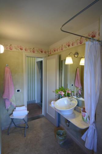 菲利内瓦尔达诺Agriturismo San Leo的一间带水槽、镜子和椅子的浴室