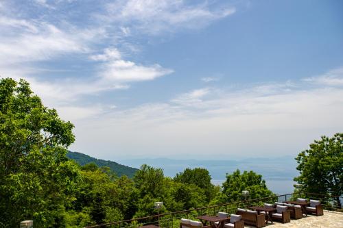 哈尼亚Manthos Mountain Resort & Spa的从山顶上看长凳
