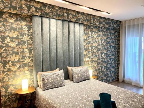 卡萨布兰卡Pearl 15-Luxury Place Heart of Town CAVALLI Home的一间卧室配有一张带两个枕头的床