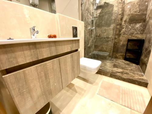 卡萨布兰卡Pearl 15-Luxury Place Heart of Town CAVALLI Home的带淋浴、卫生间和盥洗盆的浴室