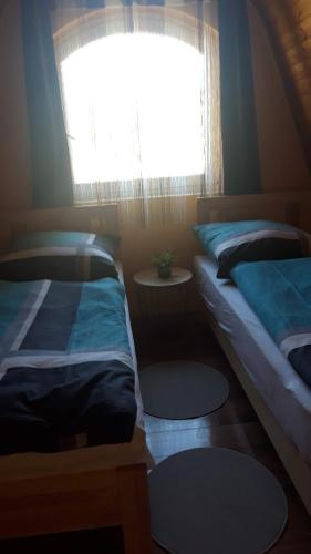 鲍洛通塞迈什Apartment Melinda的小型客房 - 带2张床和窗户