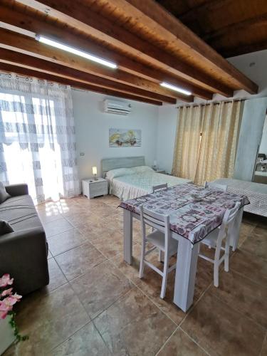 维亚格兰德Loft San Mauro的一间卧室配有桌子、一张床和一张沙发