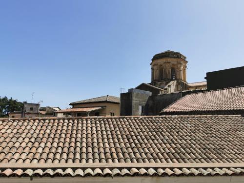 维亚格兰德Loft San Mauro的一座带钟楼建筑的瓦屋顶