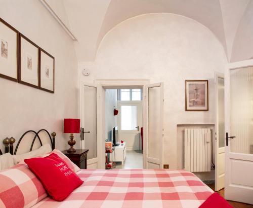 克雷马Sweet Home Pitti的卧室配有红色和白色的格子床