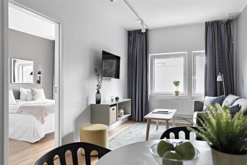 斯德哥尔摩Forenom Hotel Kista的一间卧室设有一张床和一间客厅。