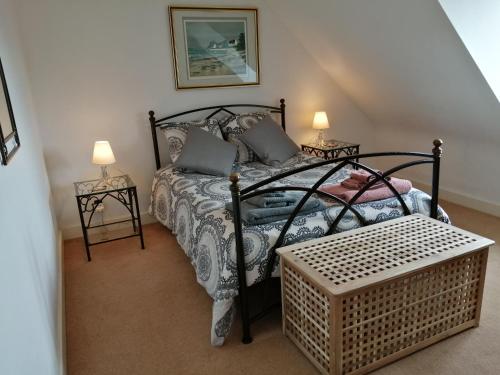 凯卢昂CHAMBRE D'HOTES KER BEL LEUR的一间卧室配有一张床和两张带台灯的桌子。