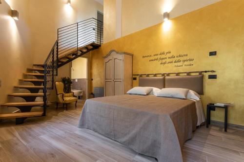 阿尔库阿佩特拉尔卡Borgo Petrarca的一间带大床和楼梯的卧室