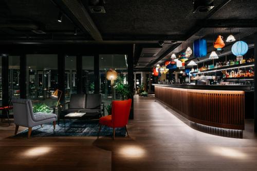 日内瓦Ruby Claire Hotel Geneva的餐厅设有酒吧,享有城市美景