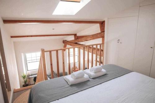 莱里亚Casa dAmélia的一间卧室配有一张床,上面有两条毛巾