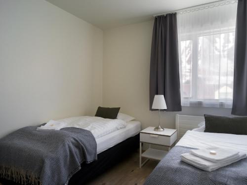 锡格吕菲厄泽Salt Guesthouse的一间卧室设有两张床和窗户。