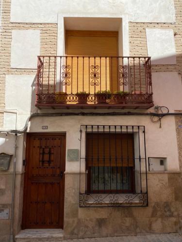 卡拉瓦卡·德·拉·克鲁斯Casa Jaraíz - Centre town的带阳台和2扇门的建筑