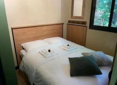 拉特斯特德布赫Cottage cosy Bassin d'Arcachon的一间卧室配有一张床,上面有两条毛巾