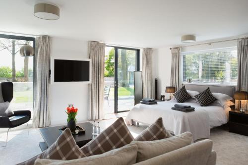 兰盖夫尼Dafarn Newydd Studio的一间白色的卧室,配有床和客厅
