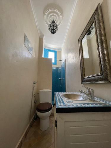 塔哈佐特Taghazout Ocean View的一间带卫生间、水槽和镜子的浴室