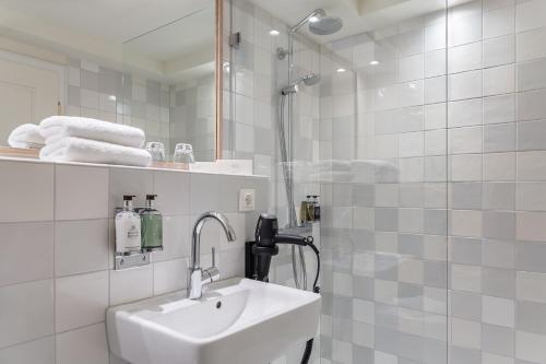 韦斯特兰Mimosa House的白色的浴室设有水槽和淋浴。