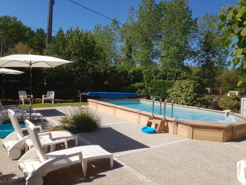 Gîte 4 pers, Jacuzzi privatif & Piscine & Lit cabane内部或周边的泳池