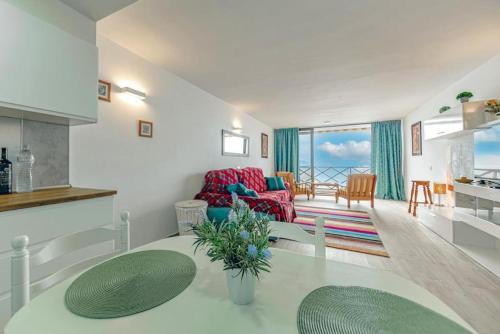 圣地亚哥港Ocean View Suite with beach private access的客厅配有沙发和桌子