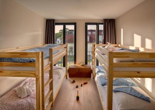 Suite Hotel Binz Familienhotel Rügen klimaneutral客房内的一张或多张双层床