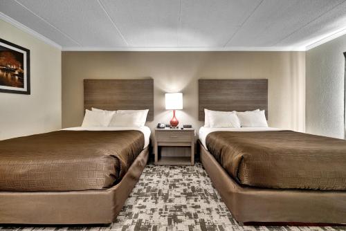瀑布品质套房酒店客房内的一张或多张床位