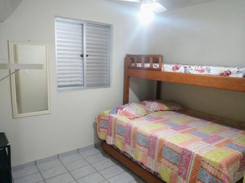 伊塔波阿Sobrado para temporada 200m da praia Itapoá SC的一间卧室配有双层床和镜子