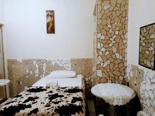 马瑙斯RESIDENCIAL OLIVEIRA的小房间,配有床和凳子