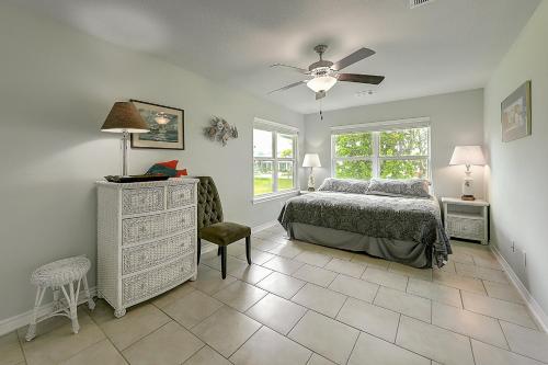 罗克波特Relaxed Beachin的一间卧室配有一张床和吊扇