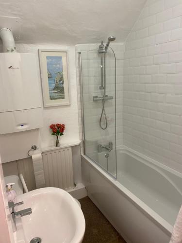 泰德斯韦尔Primrose cottage的带淋浴、盥洗盆和浴缸的浴室