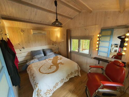 普罗旺斯艾克斯Adorable chalet avec jacuzzi privatif的卧室配有一张床铺,位于带木墙的房间内
