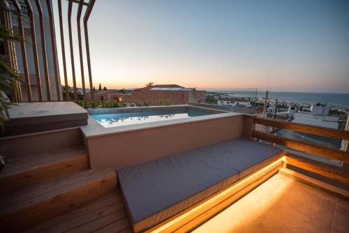 赫索尼索斯Cataphari Luxury Villa的大楼顶层带热水浴池的阳台