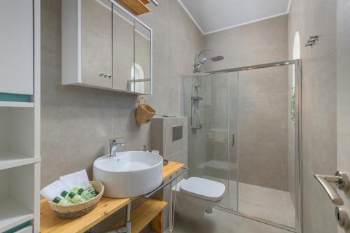 KamirosNiva Kamiros Apartments的浴室配有卫生间、盥洗盆和淋浴。