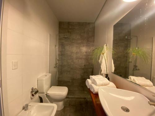 科洛尼亚-德尔萨克拉门托CASA MIA bednbreakfast的浴室配有白色卫生间和盥洗盆。