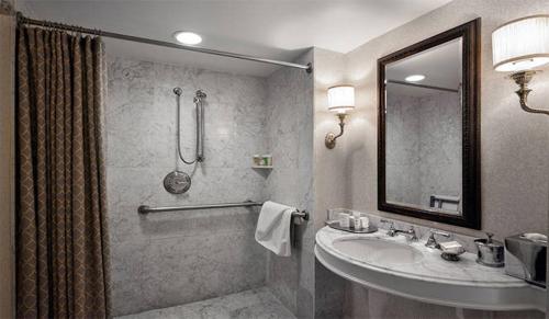 达拉姆华盛顿杜克高尔夫俱乐部旅馆的一间带水槽、镜子和淋浴的浴室