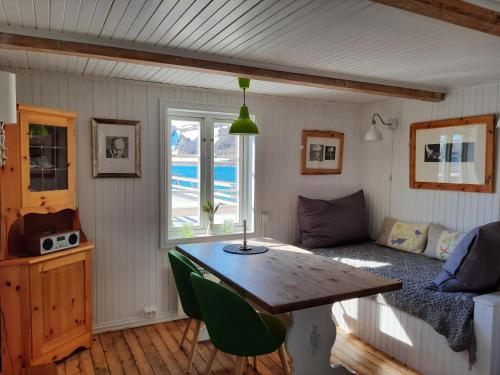Kongsfjord洛夫森博格布里吉度假屋的小房间设有桌子和沙发