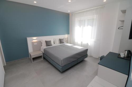 索伦托Maison Nanà的一间卧室设有一张床和蓝色的墙壁