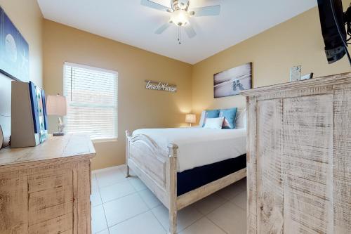 南帕诸岛Kingfisher的一间卧室配有一张床和吊扇