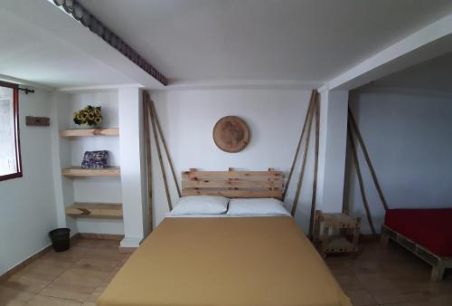 马尼萨莱斯Hostal Triangulo del Café的一间卧室,卧室内配有一张大床