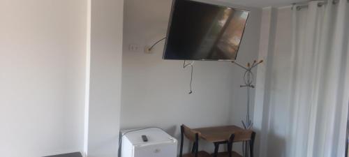 伊察DEL VALLE HOUSE II的挂在房间的墙上的平面电视