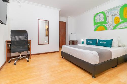 波哥大Ayenda 1032 Titas House的一间卧室配有一张床、一张桌子和一把椅子