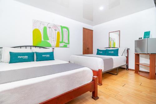 波哥大Ayenda 1032 Titas House的一间设有两张床和电视的客房