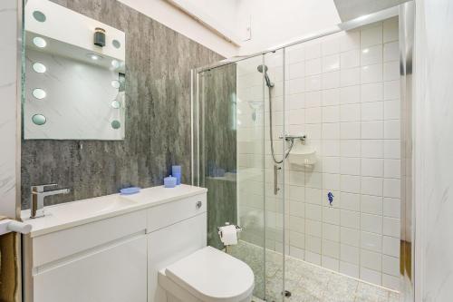 雅茅斯West Sea View No 5的一间带卫生间和玻璃淋浴间的浴室