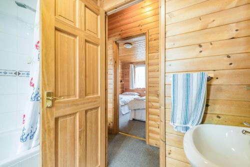 米尔福德昂西Rosy Lodge的一间带卫生间、水槽和门的浴室