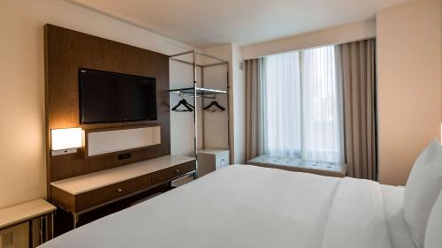 纽约Best Western Premier Empire State Hotel的配有一张床和一台平面电视的酒店客房