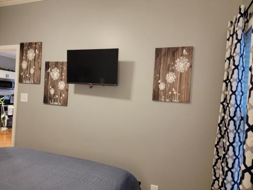 丹德里奇Just Dance的卧室配有壁挂式平面电视。