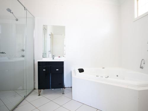 苏塞克斯入口Mounties @ Sussex的白色的浴室设有浴缸和水槽。